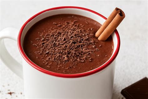 Cioccolata calda densa con schiuma e topping di cacao in polvere