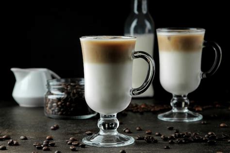 Caffè freddo con schiuma di latte e ghiaccio in un bicchiere alto