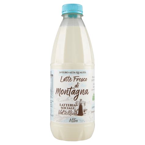 Latte intero fresco in un boccale di vetro