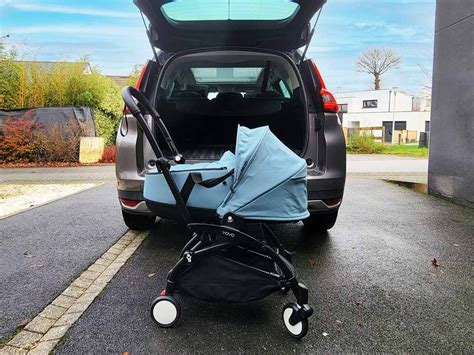 fotografia del passeggino ripiegato nel bagagliaio di un'auto