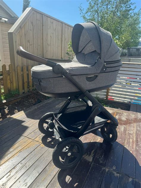 Stokke Trailz in un ambiente naturale boschivo