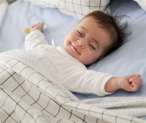 bambino che dorme serenamente nel lettino culla