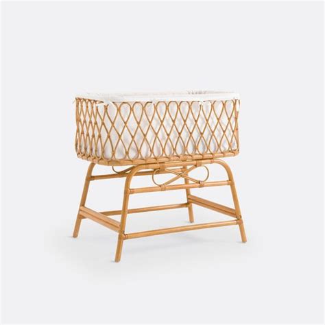 Culla in rattan con forme arrotondate