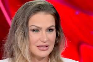 Ritratto fotografico di Eva Henger in un contesto televisivo