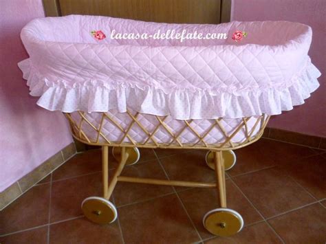 cestino culla in vimini con neonato