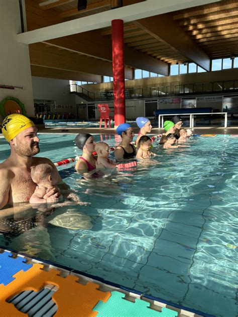Bambini che giocano in una piscina durante un corso di acquaticità