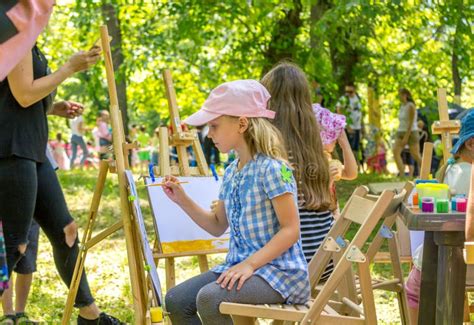 Un gruppo di bambini che partecipano ad un'attività artistica