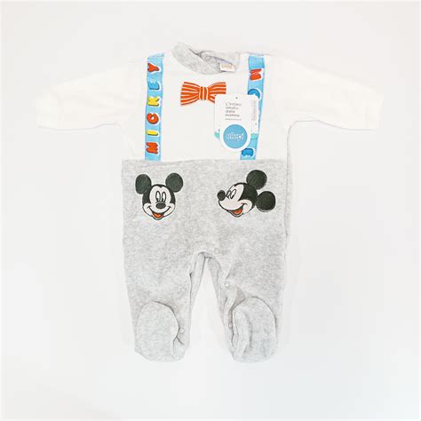 Un set di tutine per neonato con grafiche Disney in un ambiente accogliente
