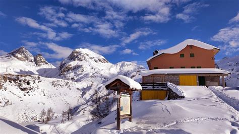Paesaggio di montagna innevato con rifugio