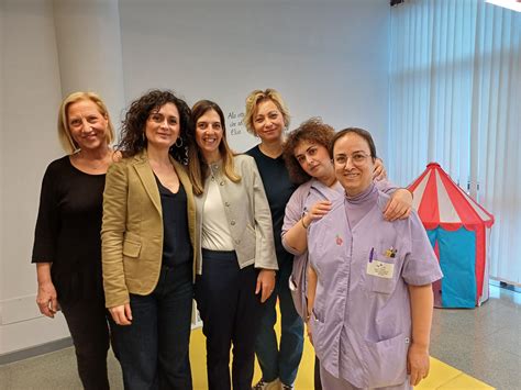 Studentesse del corso di laurea in Ostetricia durante una lezione pratica