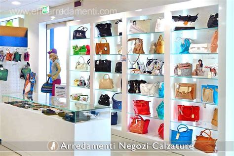 Interno di un negozio di pelletteria con esposizione di giubbotti in pelle e accessori