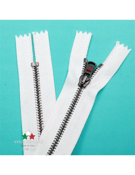 Primo piano di una chiusura lampo di alta qualità con diversi tipi di dentini e cursori
