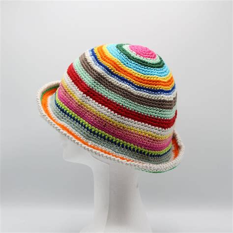 Cappello a uncinetto con righe fantasia