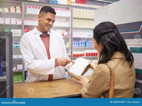 Farmacista che consiglia pannolini