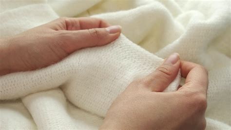 Dettaglio materiale pannolino morbido e delicato sulla pelle