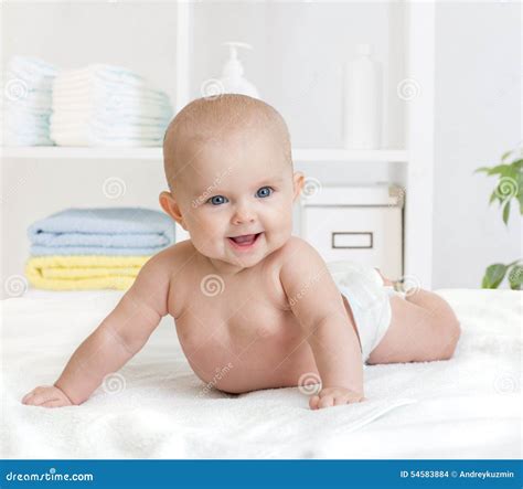 Bambino sorridente avvolto in un pannolino pulito