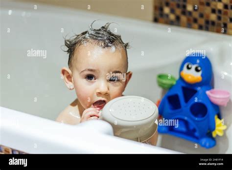 Un bambino che gioca felicemente nella vasca da bagno
