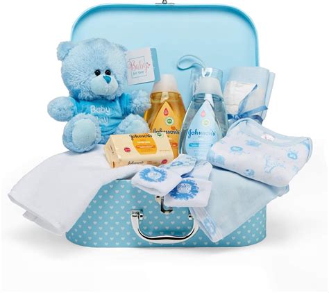 Immagine di un set regalo per neonato con vari accessori