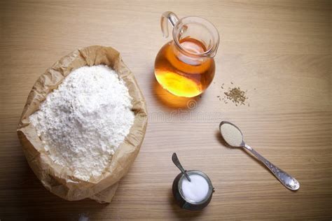 ingredienti base per pane al latte: farina, acqua e lievito