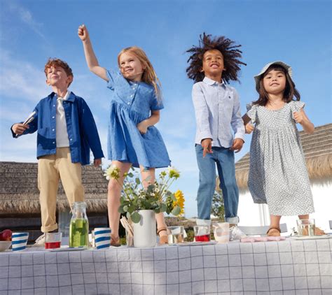 Gruppo di bambini in abiti da cerimonia Petit Bateau