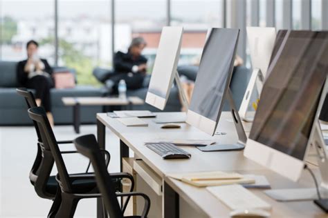 Ufficio amministrativo con documentazione e computer