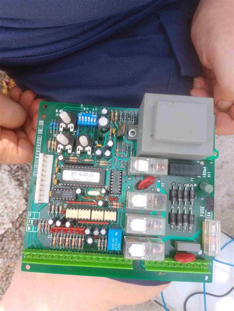 Scheda elettronica di un veicolo elettrico Peg Perego con i fili collegati