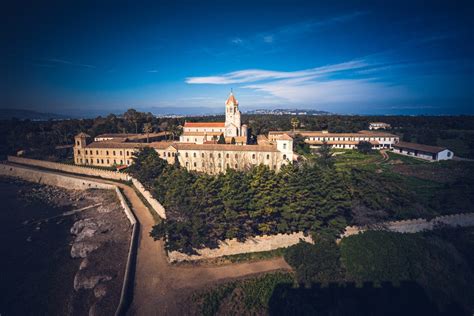 Veduta aerea dell'Isola di Saint Honorat con l'Abbazia di Lérins