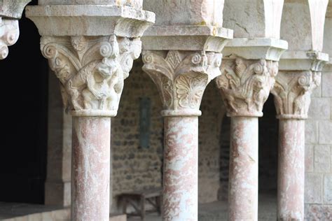 Architettura moderna dell'Abbazia di Tournay sui Pirenei