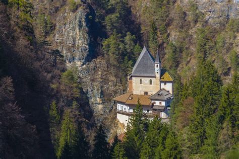 Veduta panoramica del Santuario di San Romedio arroccato sulla rupe