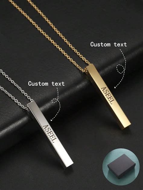 Dettaglio di una collana con nome in acciaio inossidabile