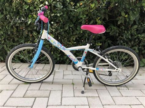 Bambina su bici 20 pollici Decathlon in un parco