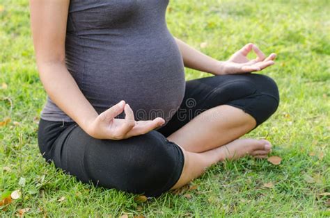 Donna incinta che fa yoga leggero