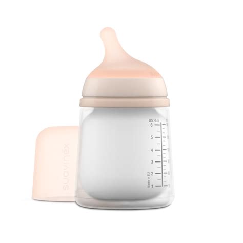 Neonato che beve da un biberon Suavinex Zero Zero