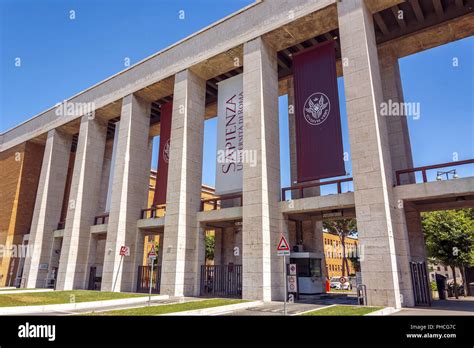 Facciata principale dell'Università La Sapienza di Roma