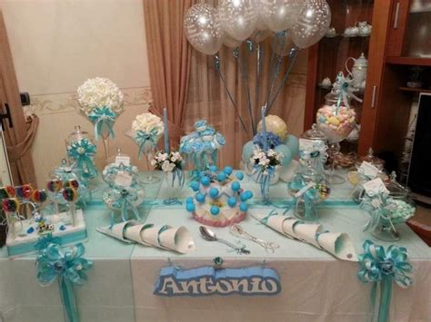 Tavola allestita con cupcake decorati per battesimo maschietto