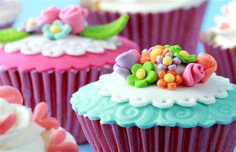 Dettaglio di un cupcake decorato con pasta di zucchero e confettini