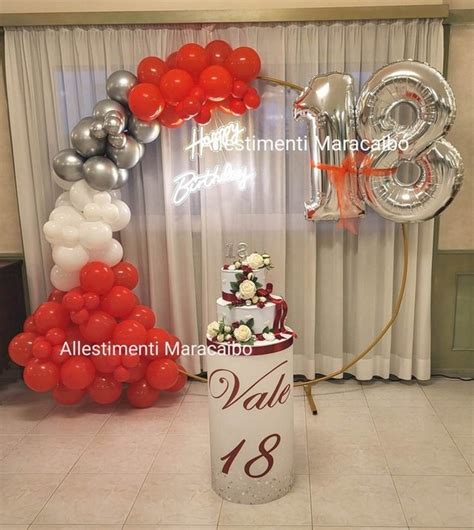 Torta e festeggiamenti per il diciottesimo