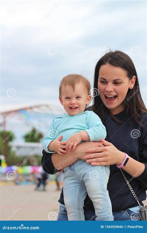 bambino tra le braccia di un genitore con contatto visivo