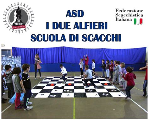 bambini che collaborano per costruire una scacchiera gigante