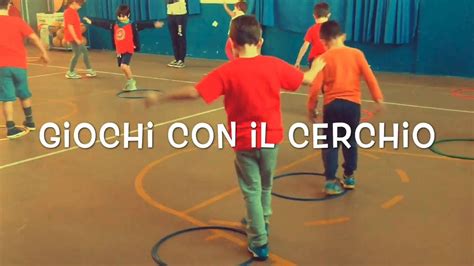 bambini che formano un tunnel umano sulla scacchiera
