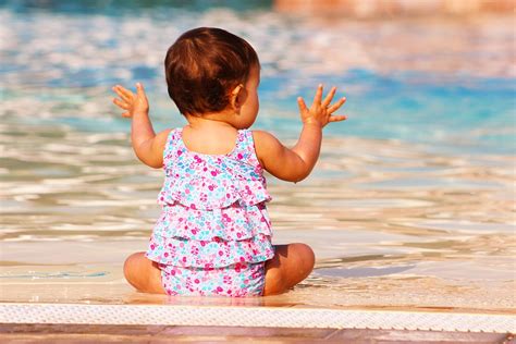 neonato felice in acqua con costume contenitivo