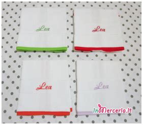 set di corredo neonatale completo con bavaglini in diverse colorazioni