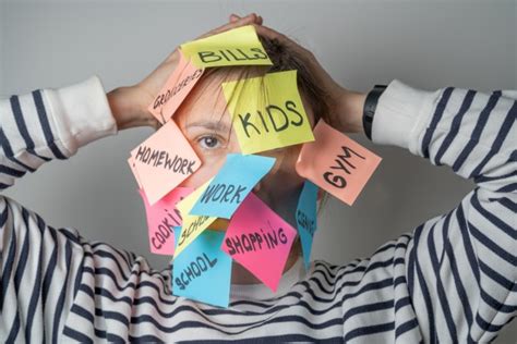 rappresentazione stilizzata delle pressioni sociali che modellano l'identità maschile