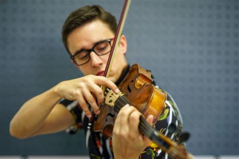 Un musicista che suona il violino in stile punk-folk, rappresentazione dell'innovazione musicale