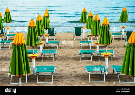 Spiaggia privata del resort con ombrelloni