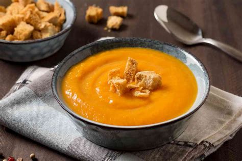 Vellutata di zucca liscia in ciotola per neonato