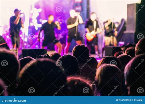 Gruppo musicale Tavola 28 che si esibisce