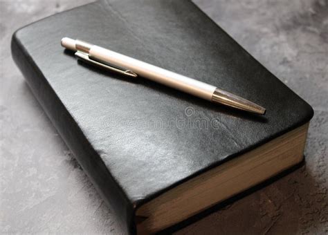 Simbolo scolastico con un libro e una penna