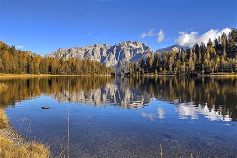 Panorama panoramico del Lago delle Malghette con le Dolomiti sullo sfondo