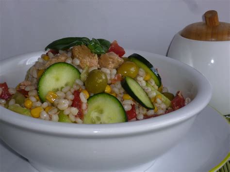 Ciotola di orzo perlato e verdure fresche